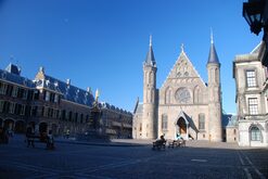 courtyard-591425_1920